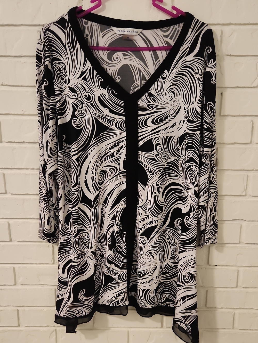 Peter Nygard Black & White Swirl V-Neck Tunic